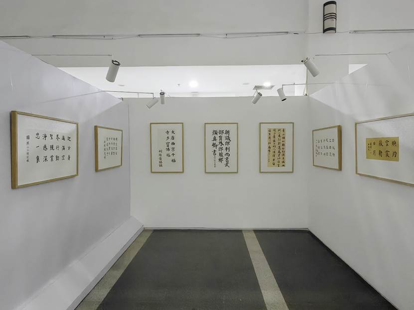 墙上挂着一幅画 AI 生成的内容可能不正确。