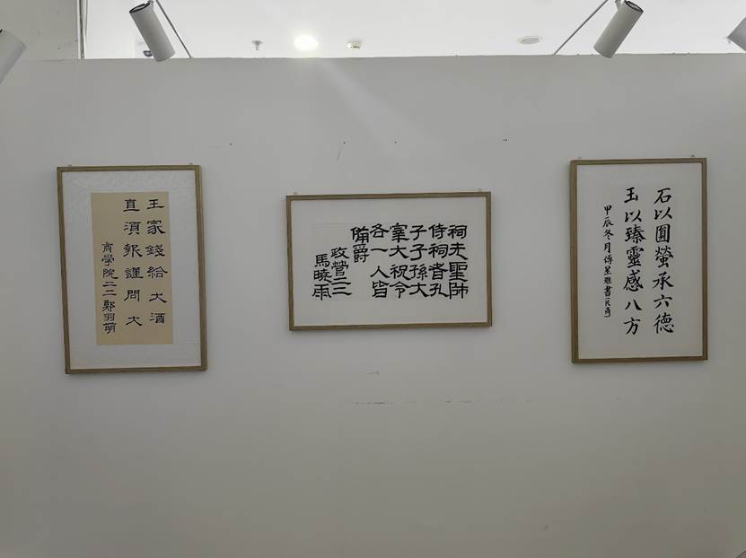 墙上挂着一幅画 AI 生成的内容可能不正确。